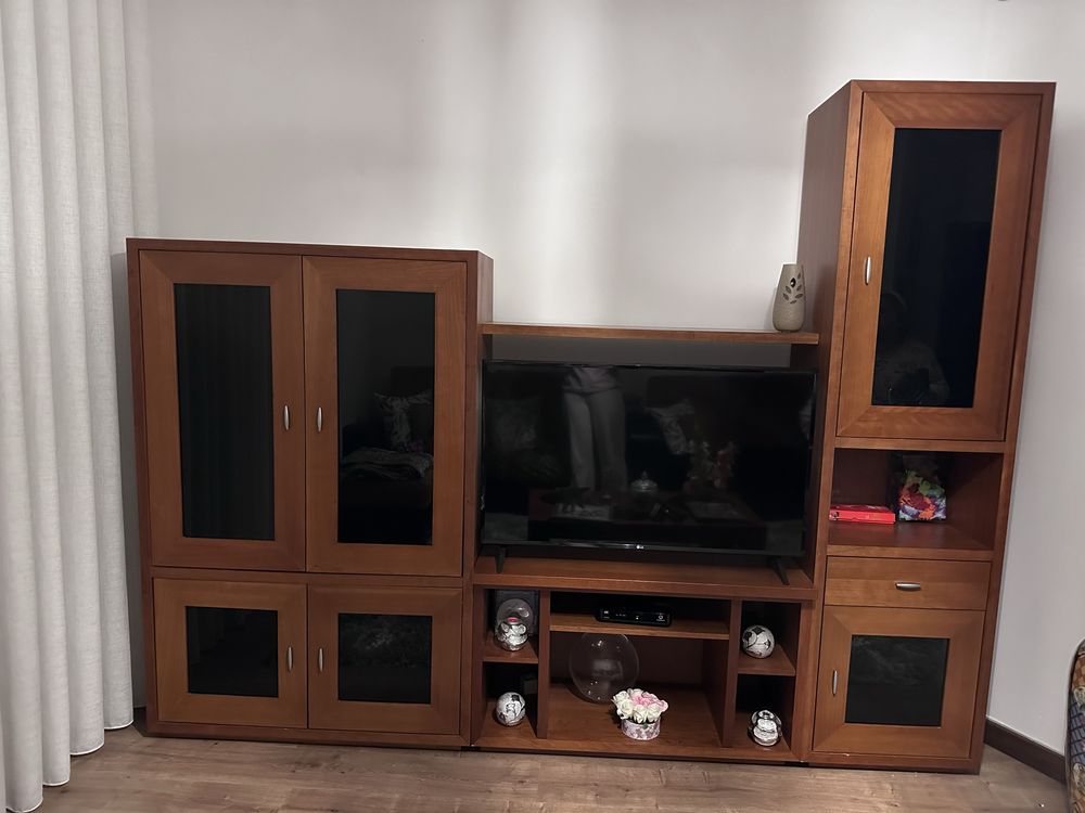 Movel de sala com arrumação, madeira e vidros escuros