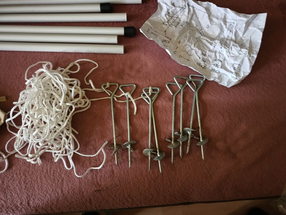 Żagiel przeciwsłoneczny z tyczkami