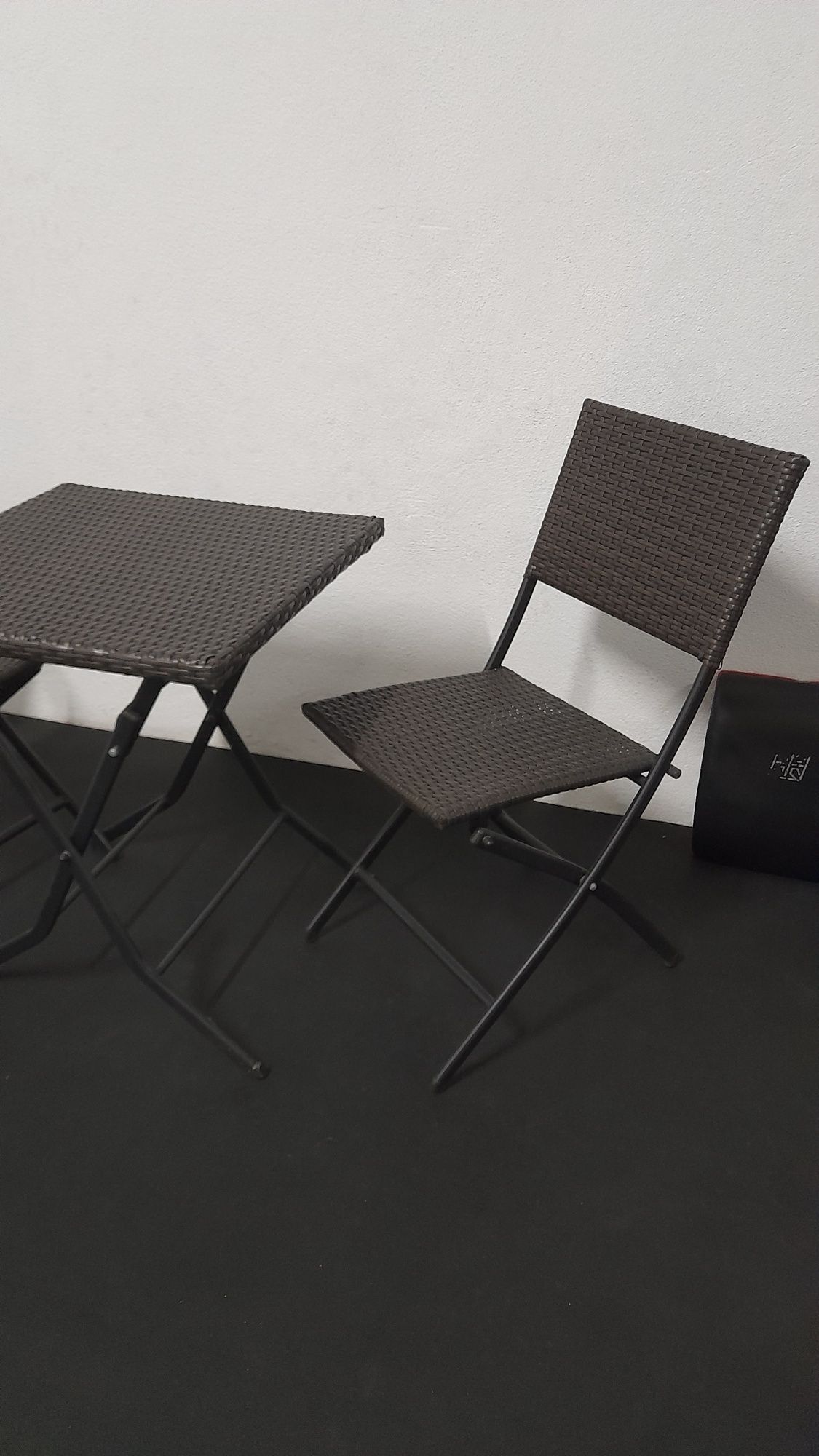 Mesa e duas cadeiras de exterior.