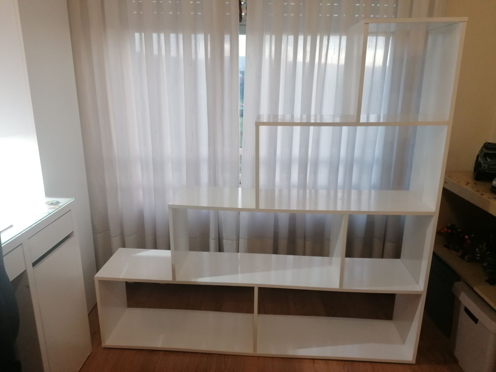 Estante branca para arrumação.