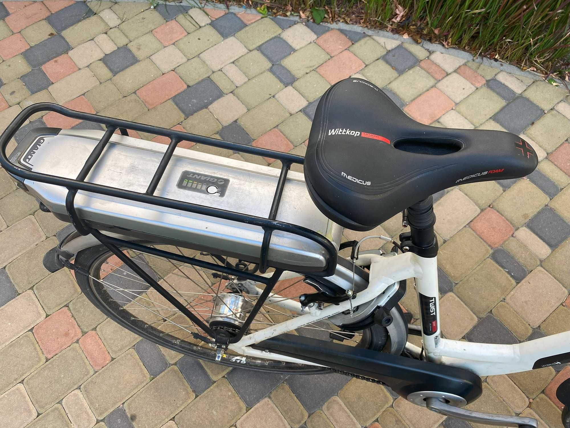 Електровелосипед Giant Twist Esprit Power (M, чорний/білий, б/у)