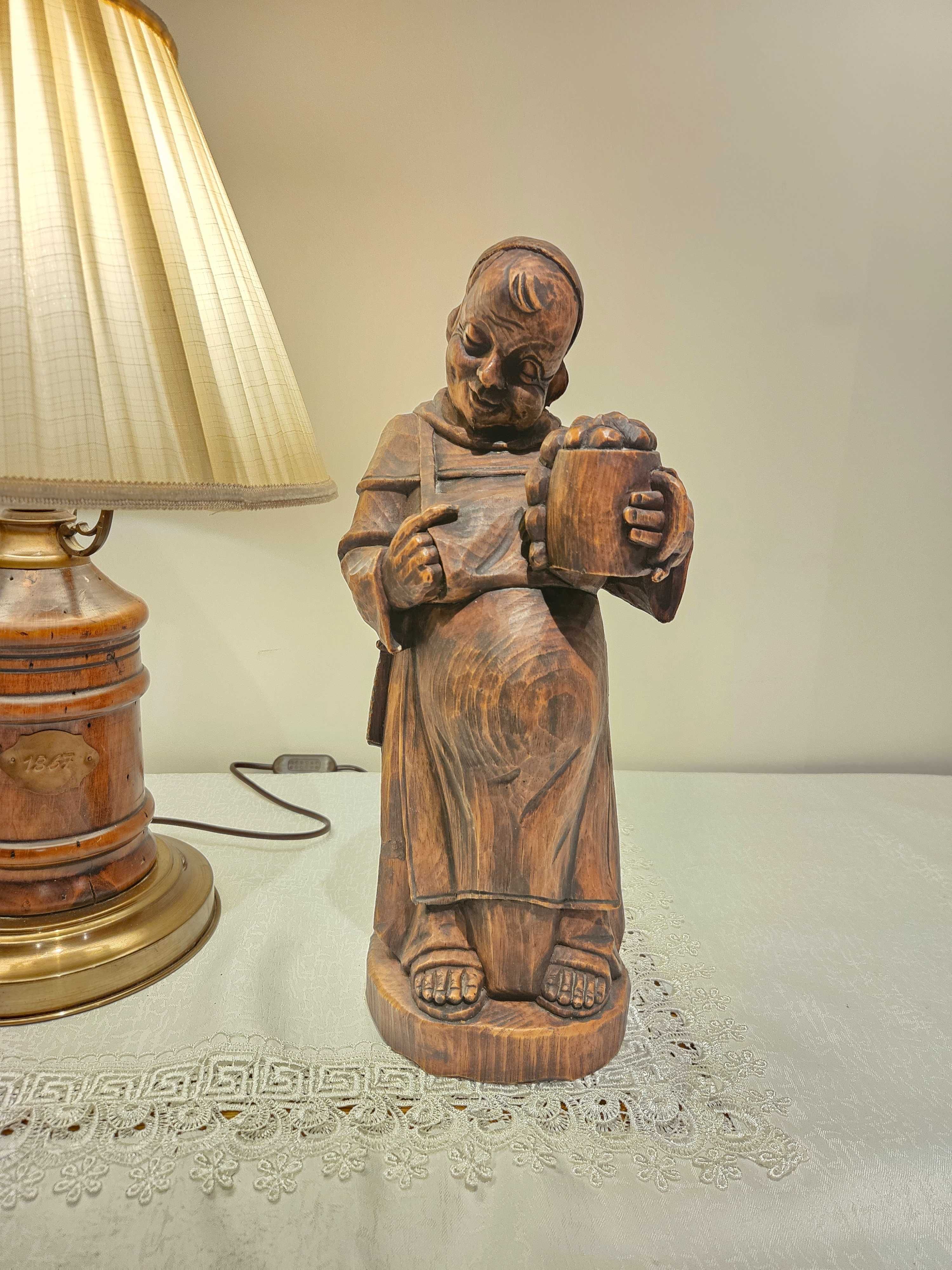 Stara piękna ręcznie wykonana drewniana figurka mnicha z kuflem piwa
