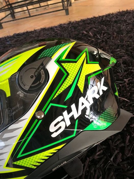 Capacete verde com luz Shark