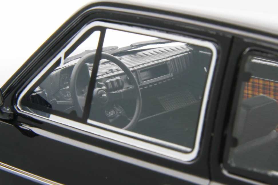 Model 1:18 Laudoracing-Model Fiat 126 Personal 4 Black 1978 LM167B