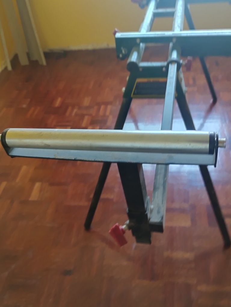 Bancada de trabalho universal com suporte para máquinas