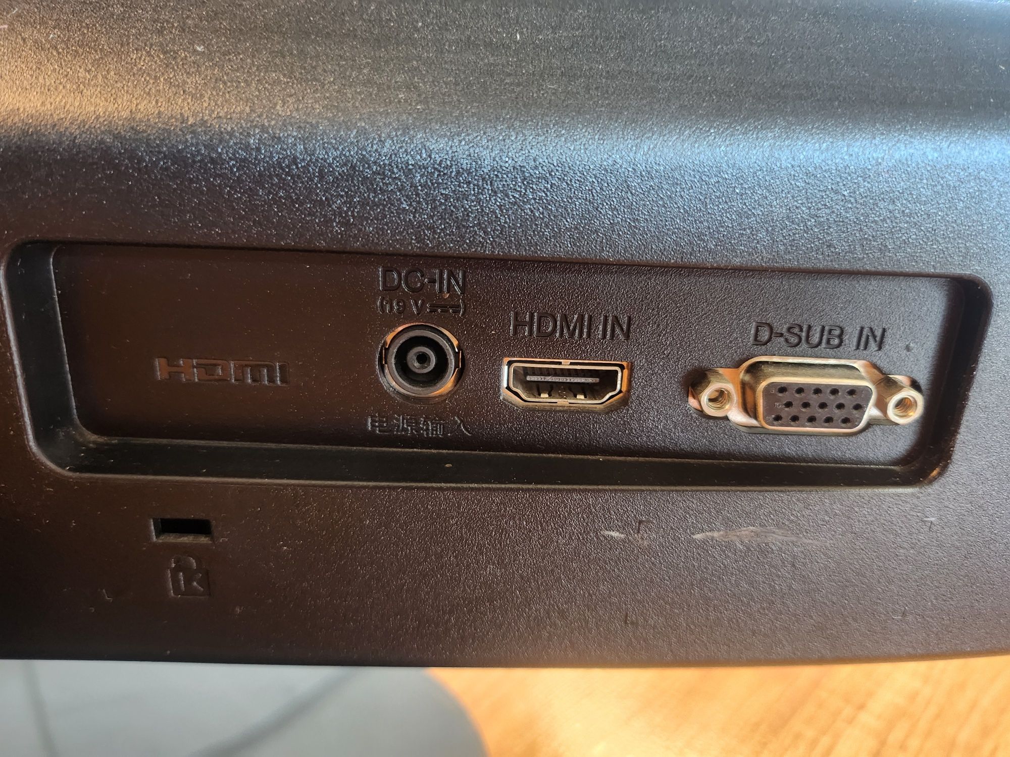 Monitor LG 24MP48HQ z ładowarką