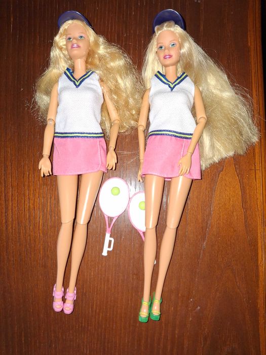 Conjunto de Barbies e boneca articuladas