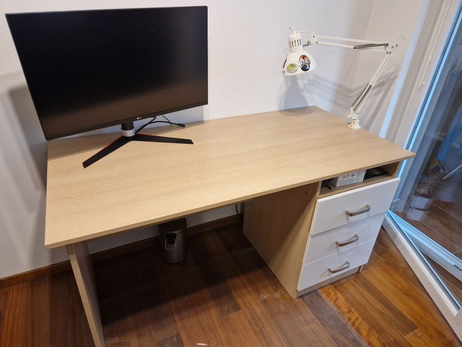 Duże stabilne drewniane biurko z pojemnymi szufladami