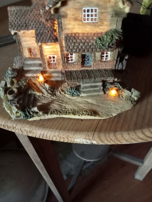 Decoração de natal, dois anjos e casinhas.