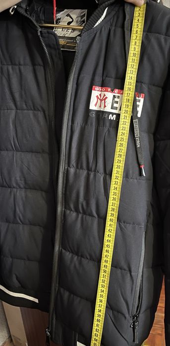 Чоловіча  чорна  куртка