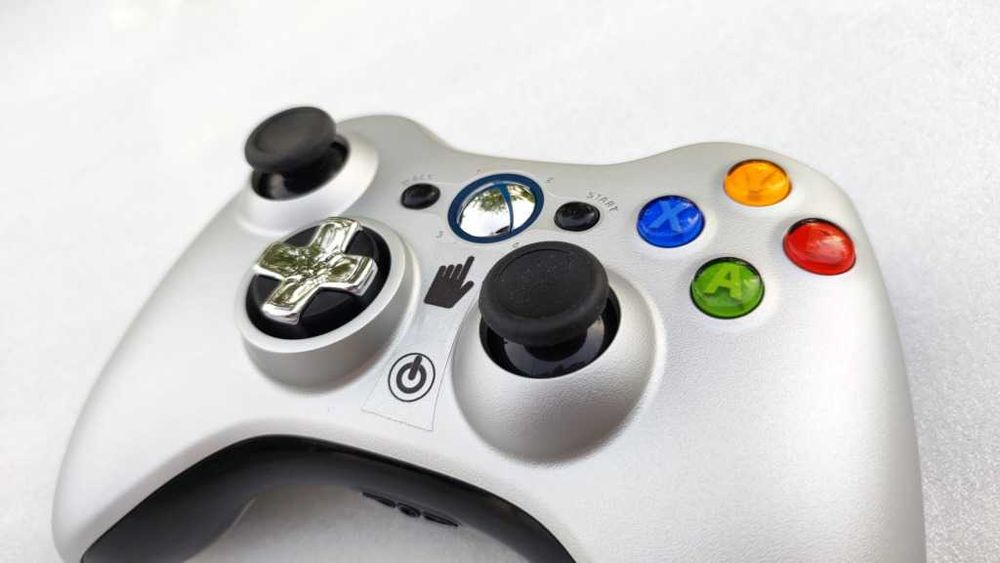 Pad Bezprzewodowy Xbox 360 Srebrny Obracany Krzyżak JAK NOWY Microsoft