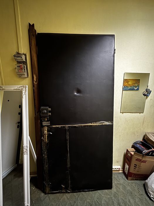 Отдам бесплатно крепкую входную металлическую дверь! Самовывоз.