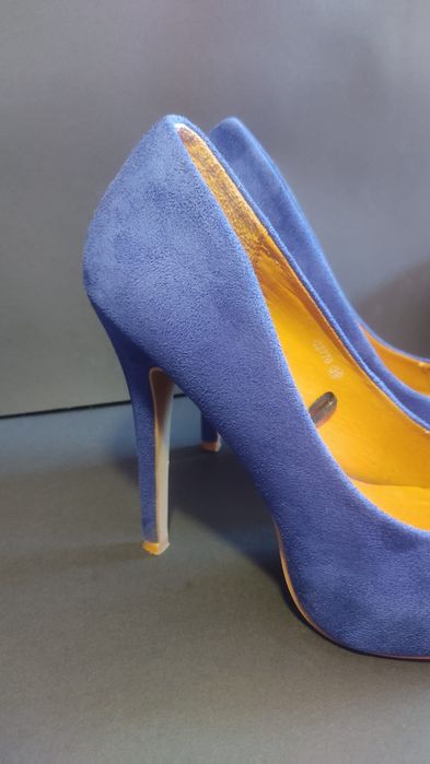 Sapatos de salto alto azul