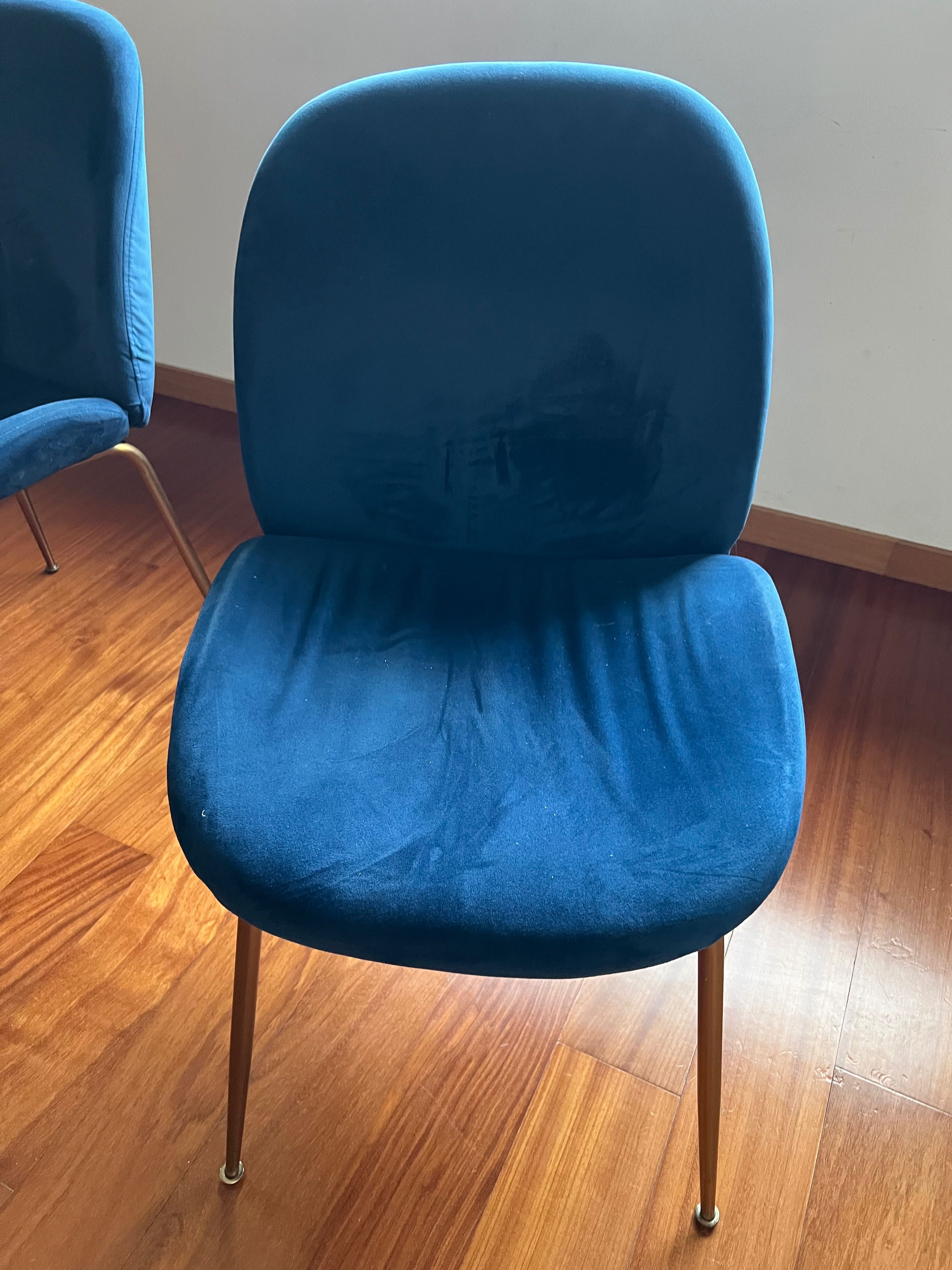 Mesa em vidro com cadeiras