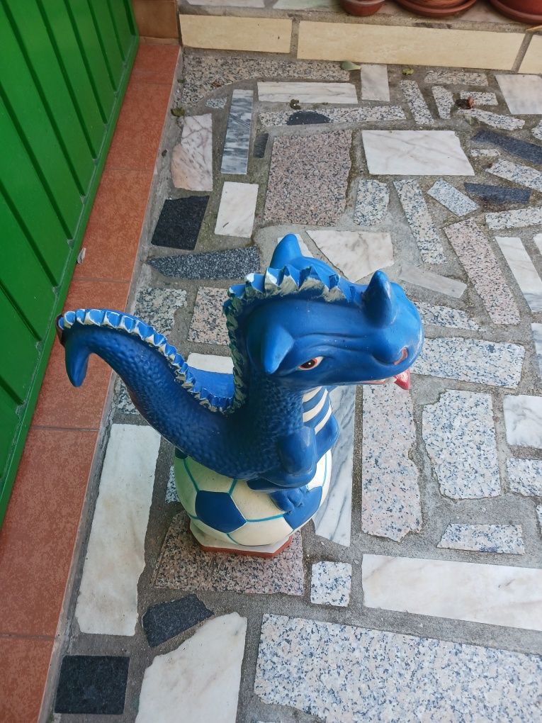 Grande Dragão com bola grande novo