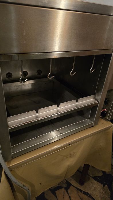 Churrasqueira rodizio a gaz + 1 montra para sobremesa