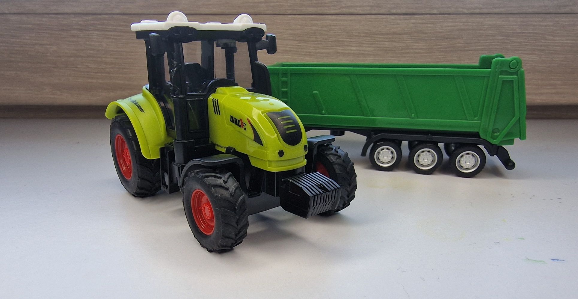 Traktor z przyczepą zestaw farmer ciągnik naczepa