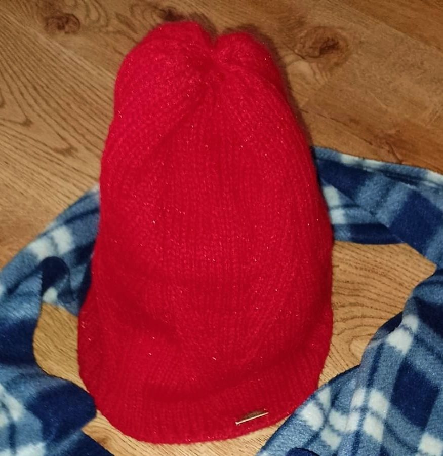 Czerwona fajna czapka.