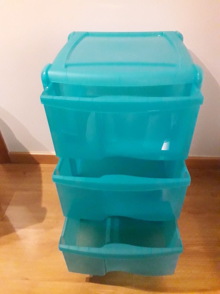 Carrinhos plásticos com três gavetas