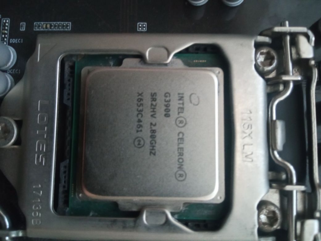 Материнська плата GIGABYTE