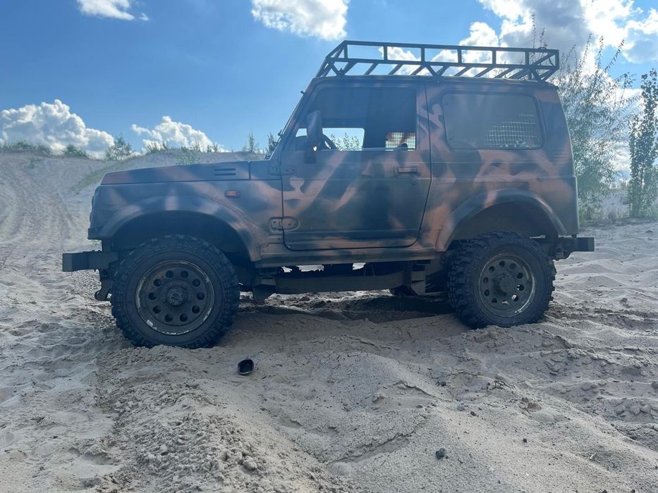 SUZUKI SAMURAI.  Повнопривідний, легендарний позашляховик.