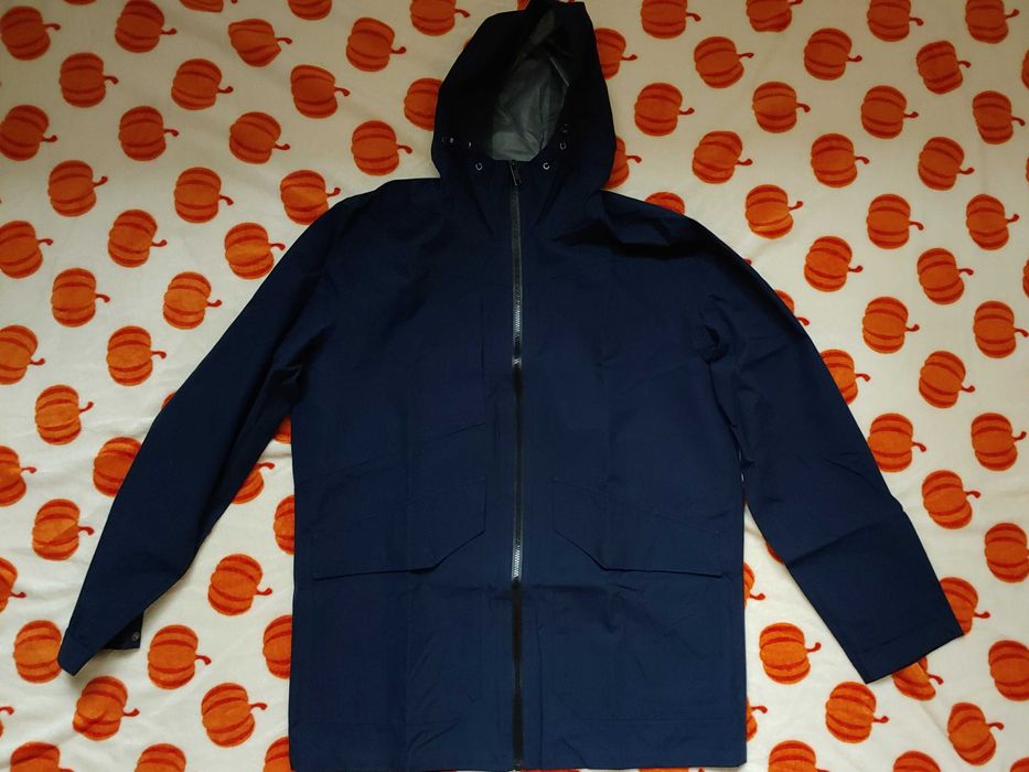 Przeciwdeszczowa kurtka z regulowanym kapturem