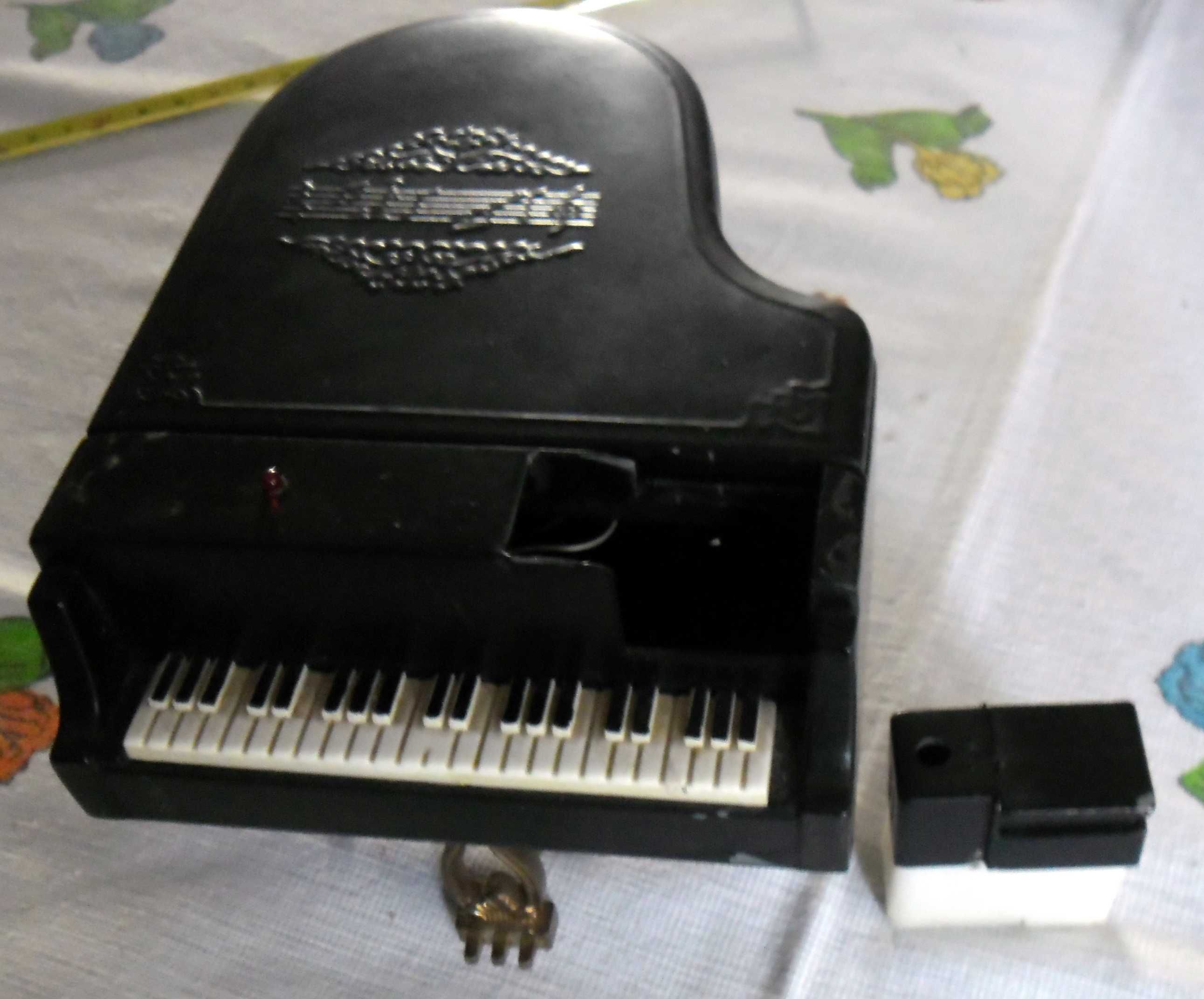 Ekskluzywna popielniczka: fortepian z ozdobnym taboretem (miniaturka)