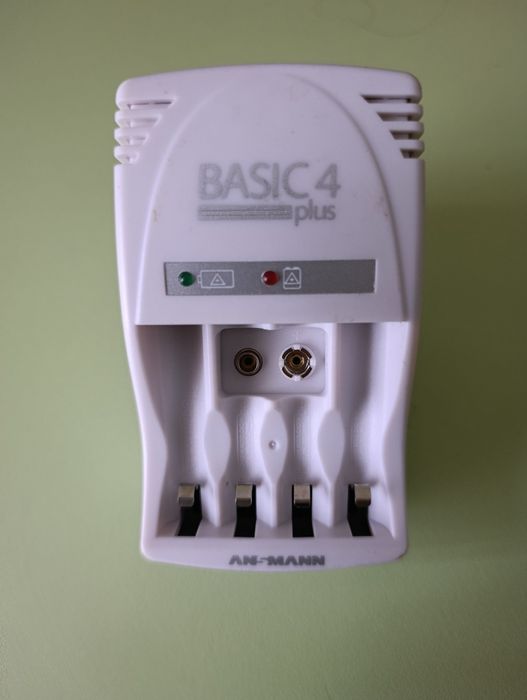 Зарядний пристрій  для батарейок-акумуляторів типу АА, ААА, крона