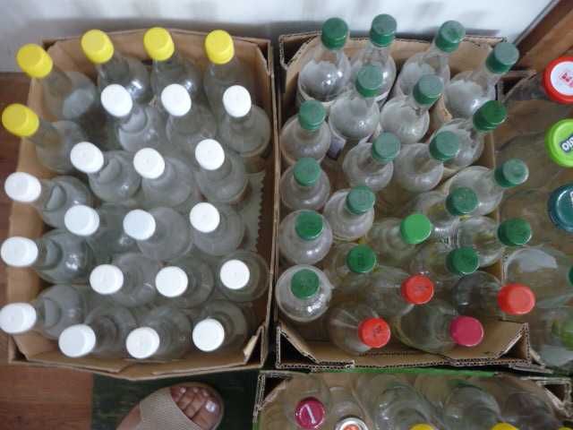 Butelki szklane poj. 0,5 l, z nakrętkami, na soki, nalewki itp.