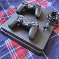 PlayStation 4 com 2 comandos