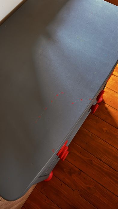 Szafka dziecięca z szufladami – szara z czerwonymi uchwytami