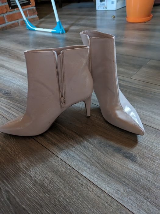 Ботільйони,лаковані, ніжно рожевого кольору.стильні,жіночі,ніжні.