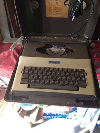 Máquina de escrever semi- elétrica