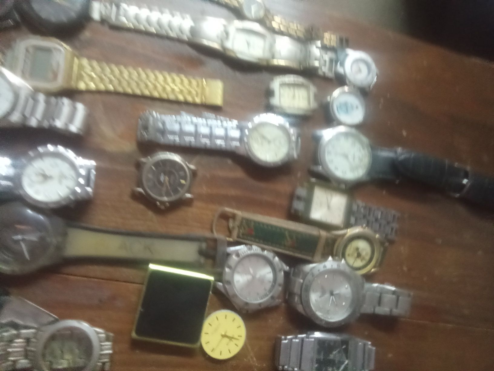 Lote 25 relógio. 4 Casio . Para peças ou restaurar.
