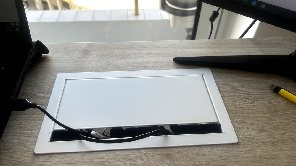 Secretária electrificada em madeira carvalho e lacado branco