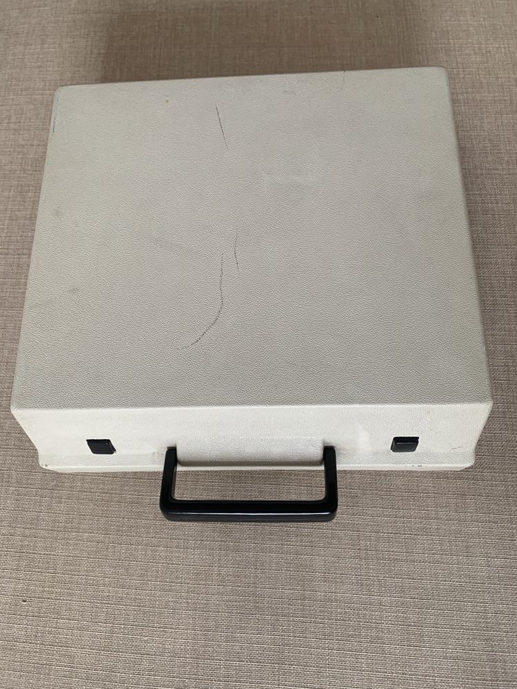 Máquina de Escrever Vintage – AEG Olympia Traveller de Luxe