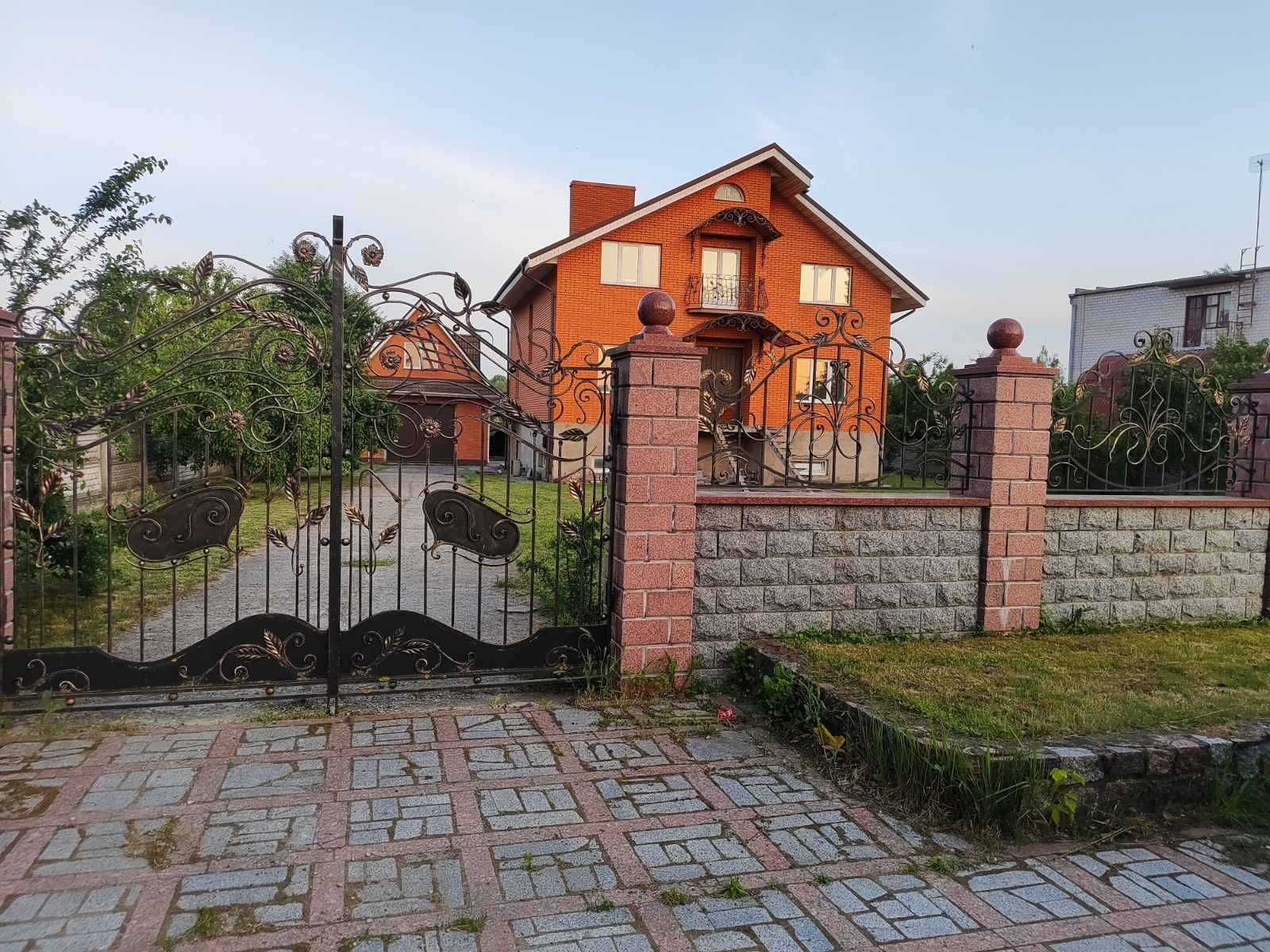 Новий котедж з власним басейном та свердловиною