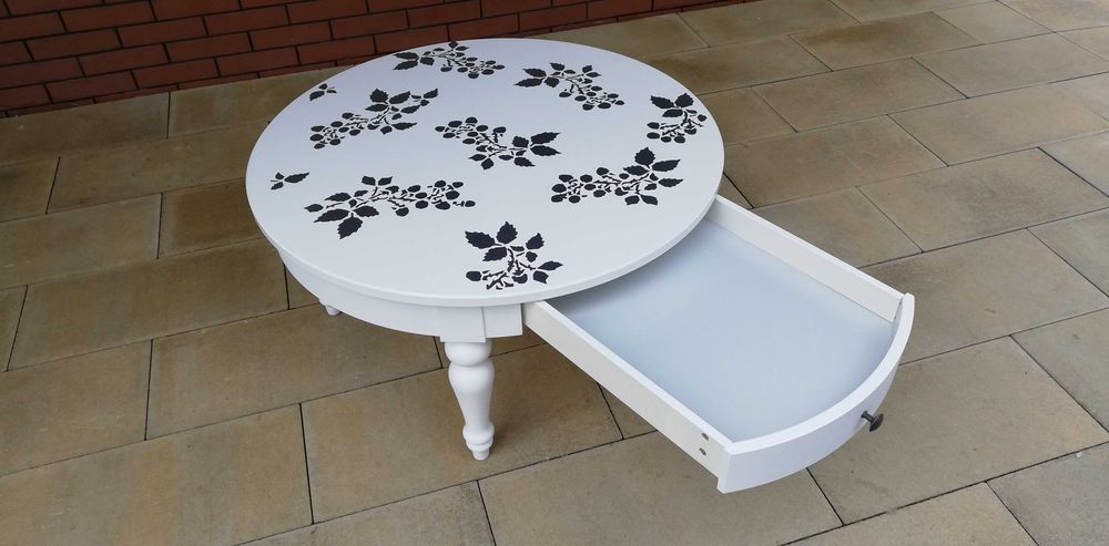 Stolik okrągły biały Ikea po renowacji z szufladą kawowy stół ława