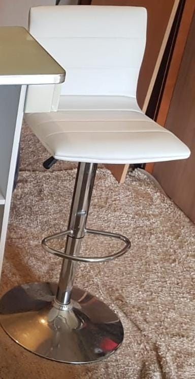 NOVO: Móvel de Bar com 2 Bancos Rotativos