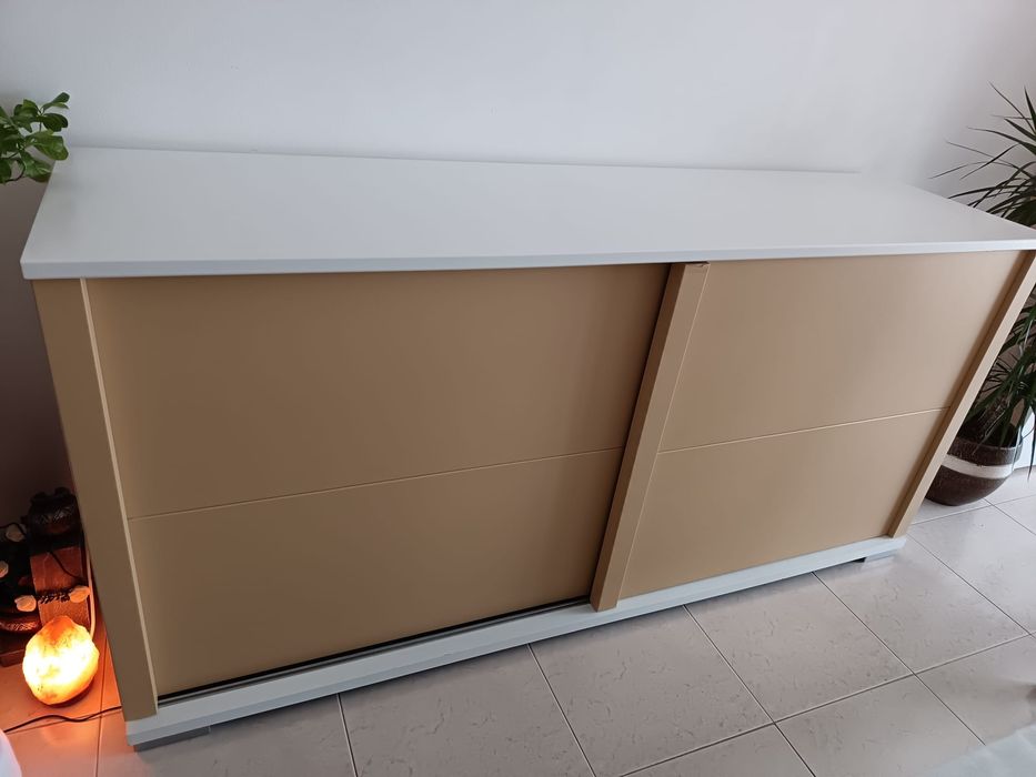 Móvel aparador com portas de correr