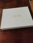 karton firmy Dior zlote logo