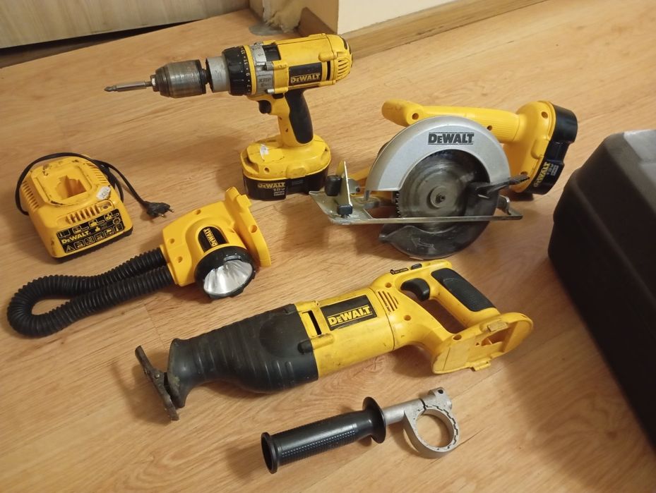 Komplet DeWalt. Wkrętarka,piła szablasta, holcerka,latarka