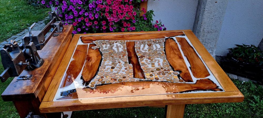 Stół z starej wagi ,odrestaurowanej ,stare pieniądze zalane żywicą