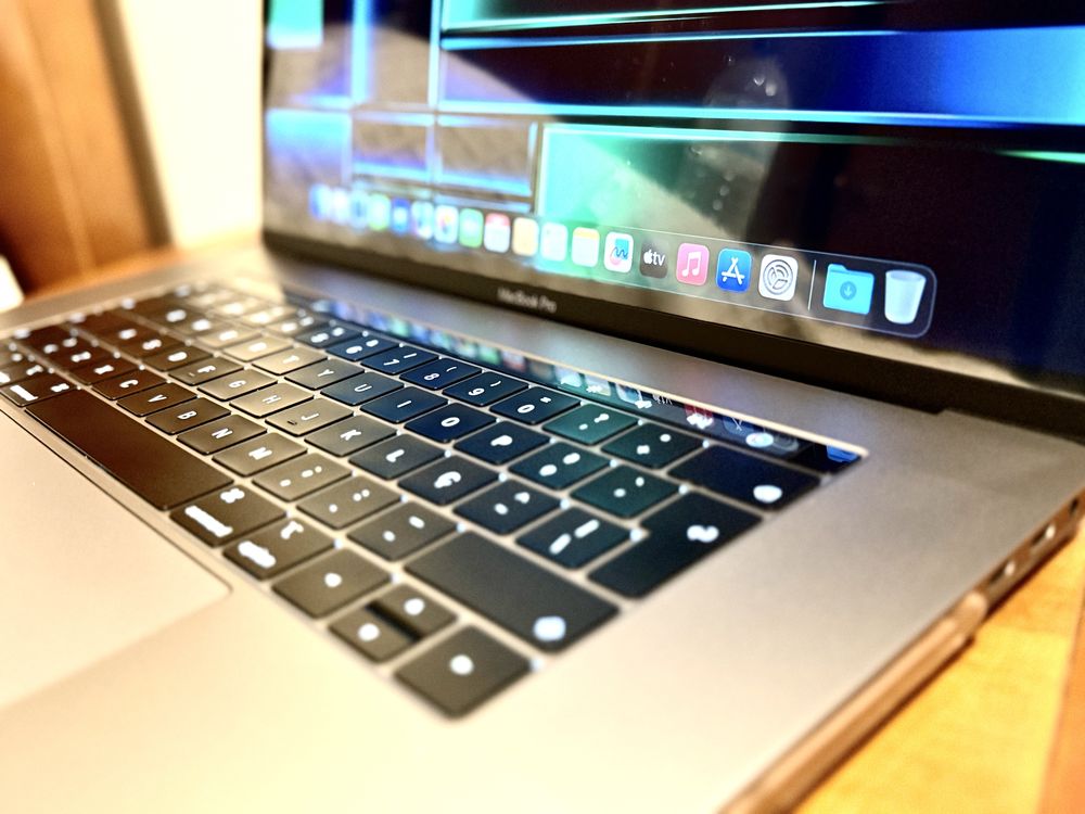 Macbook Pro (15) 2018 - Core i9/16GB/512GB - TouchBar
