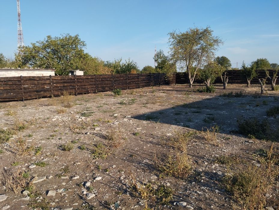 Гарна та велика земельна ділянка з забудовою