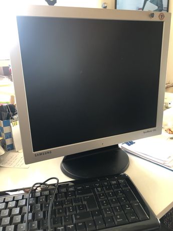 Ecrã de computador e teclado