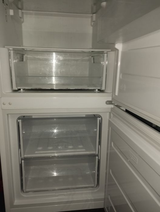 Продам холодильник INDESIT в отличном м состоянии..с документами