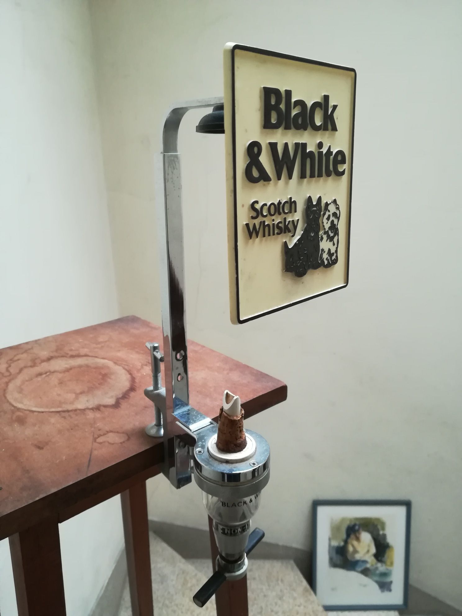 Dispensador Whiskey Black & White. Anos 1970.