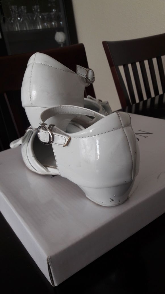 Buty białe na paseczek