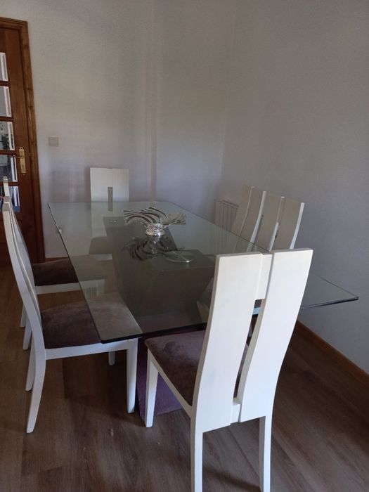Mesa de sala e cadeiras